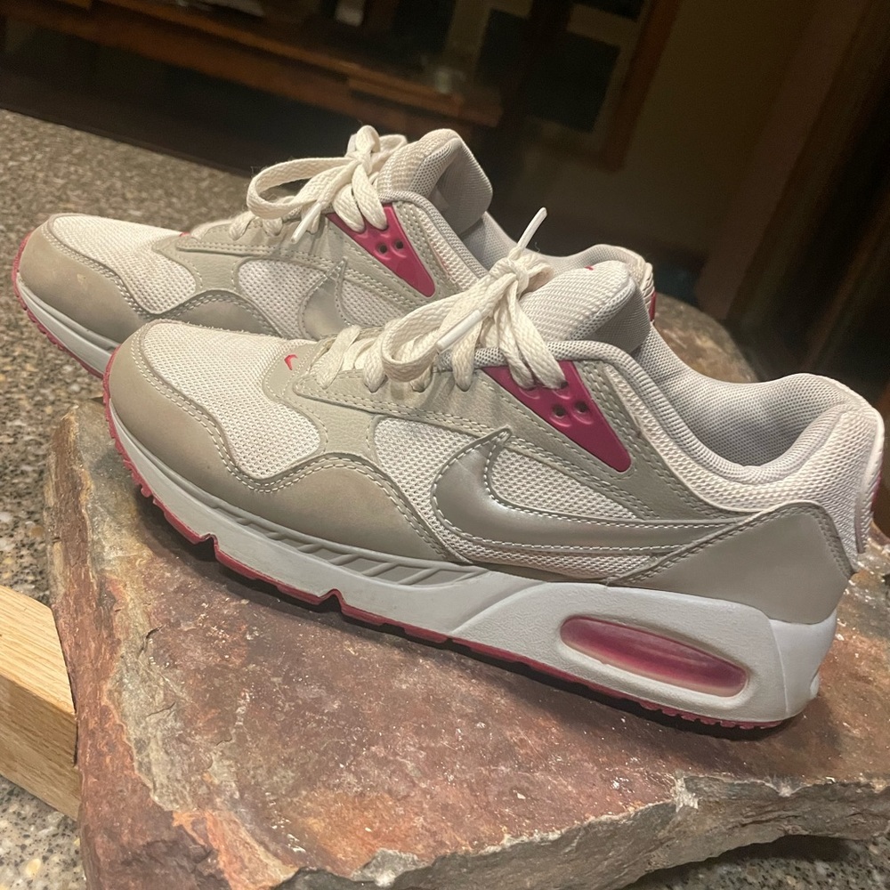Women’s Nike lifestyle shoe. Size 8.